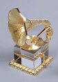 Broušená skleněná figurka se zlacenými kovovými prvky Gramofon retro