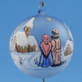Vánoční dekorace koule - motiv dvojice u kostela