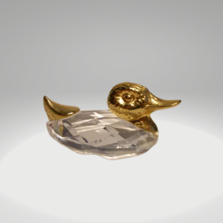 Broušená skleněná figurka se zlacenými kovovými prvky Kačenka