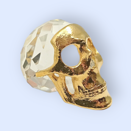 Broušená skleněná figurka se zlacenými kovovými prvky Lebka