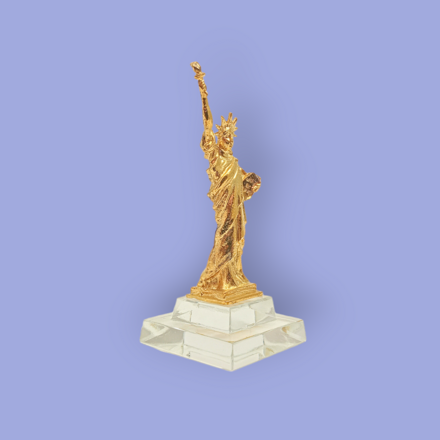 Broušená skleněná figurka se zlacenými kovovými prvky Socha svobody