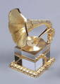 Broušená skleněná figurka se zlacenými kovovými prvky Gramofon retro